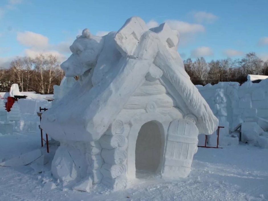 Сказочный домик из снега