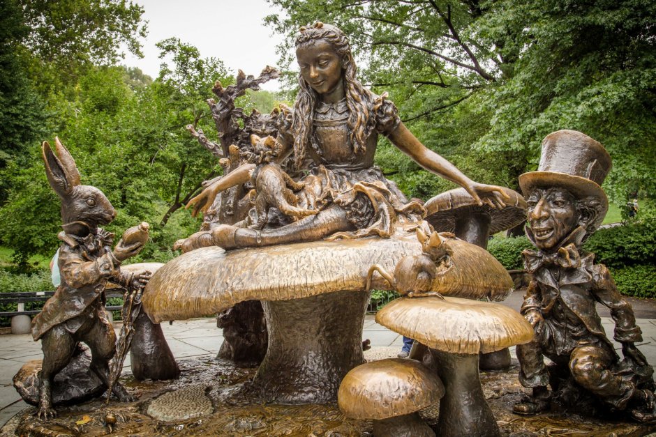 Скульптура Алиса в стране чудес в Нью-Йорке