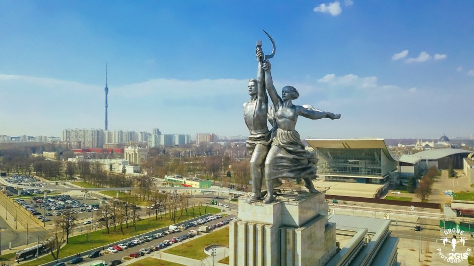 ВДНХ В Москве памятник рабочему и колхознице