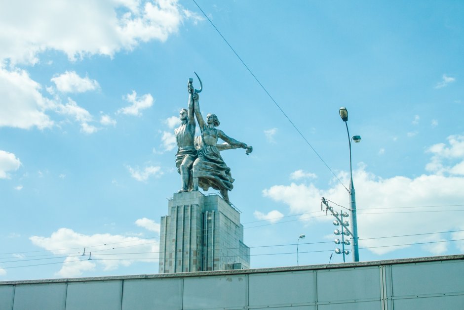 Памятник рабочий и колхозница Мосфильм в 1998