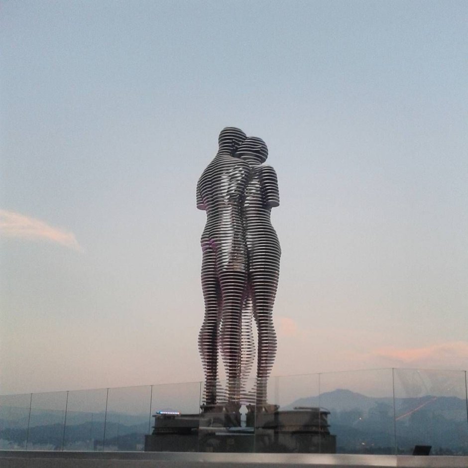 Памятник в Грузии мужчина и женщина