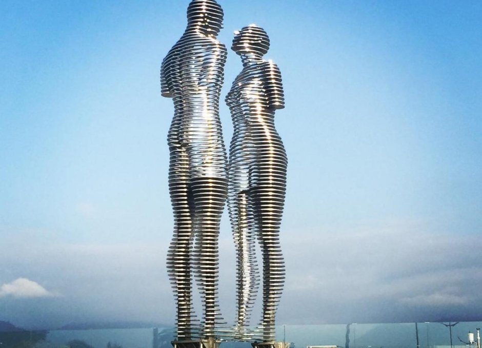 Грузия движущаяся скульптура Али и Нино