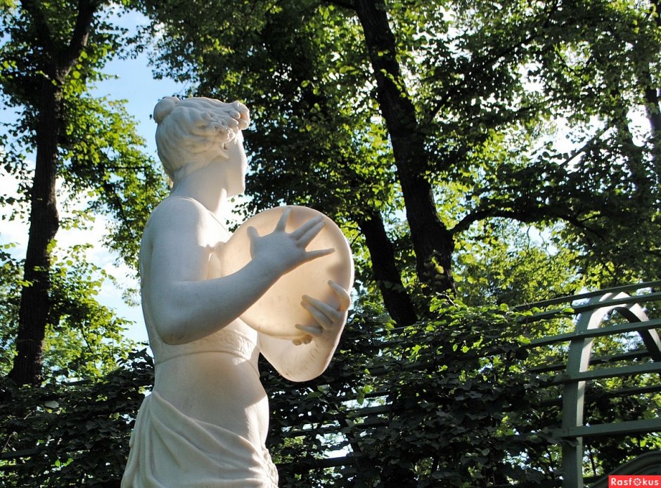 Скульптура Юность в летнем саду