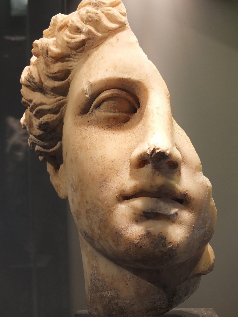 Скульптура голова мужчины