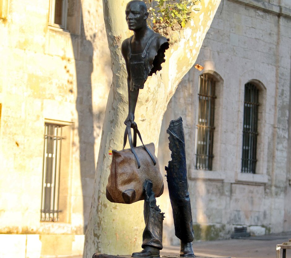 Путешественник скульптура Бруно Каталано