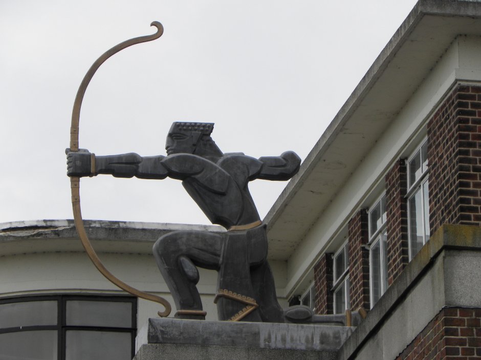 Скульптура лучника в великих Луках