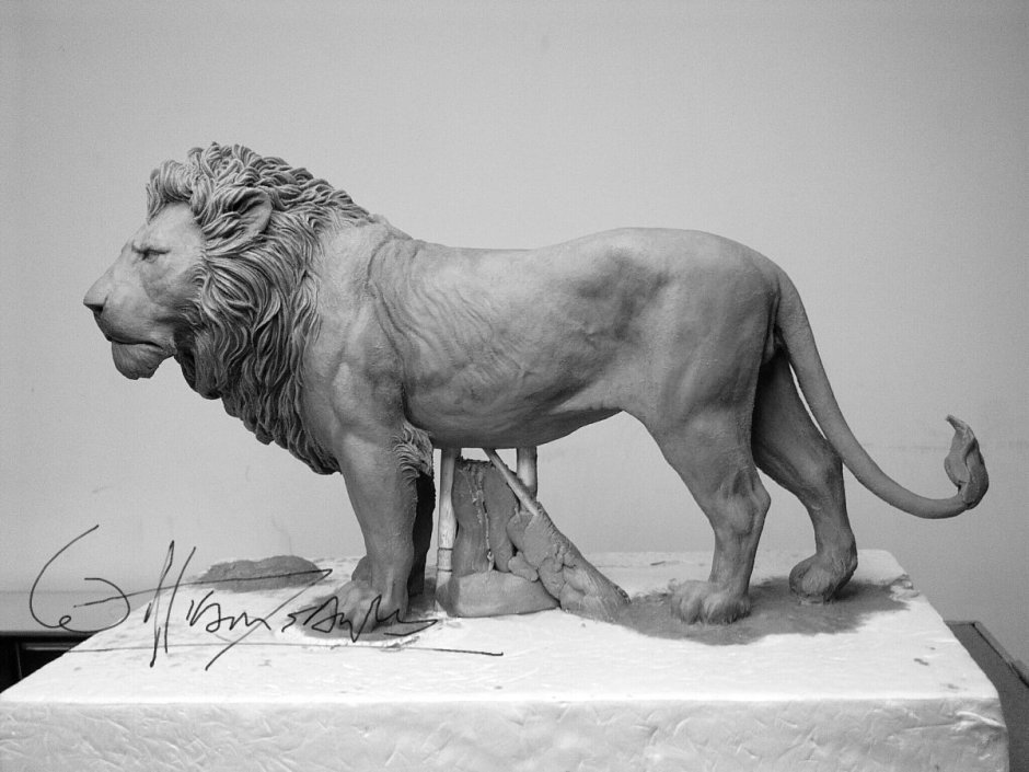Лапа Льва скульптура