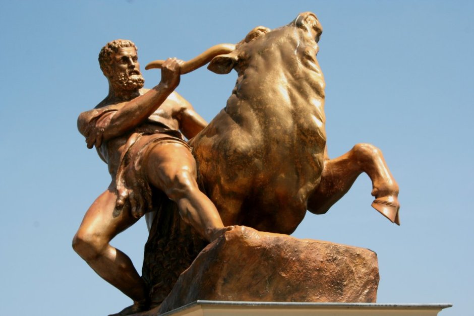 Геракл и Критский бык скульптура
