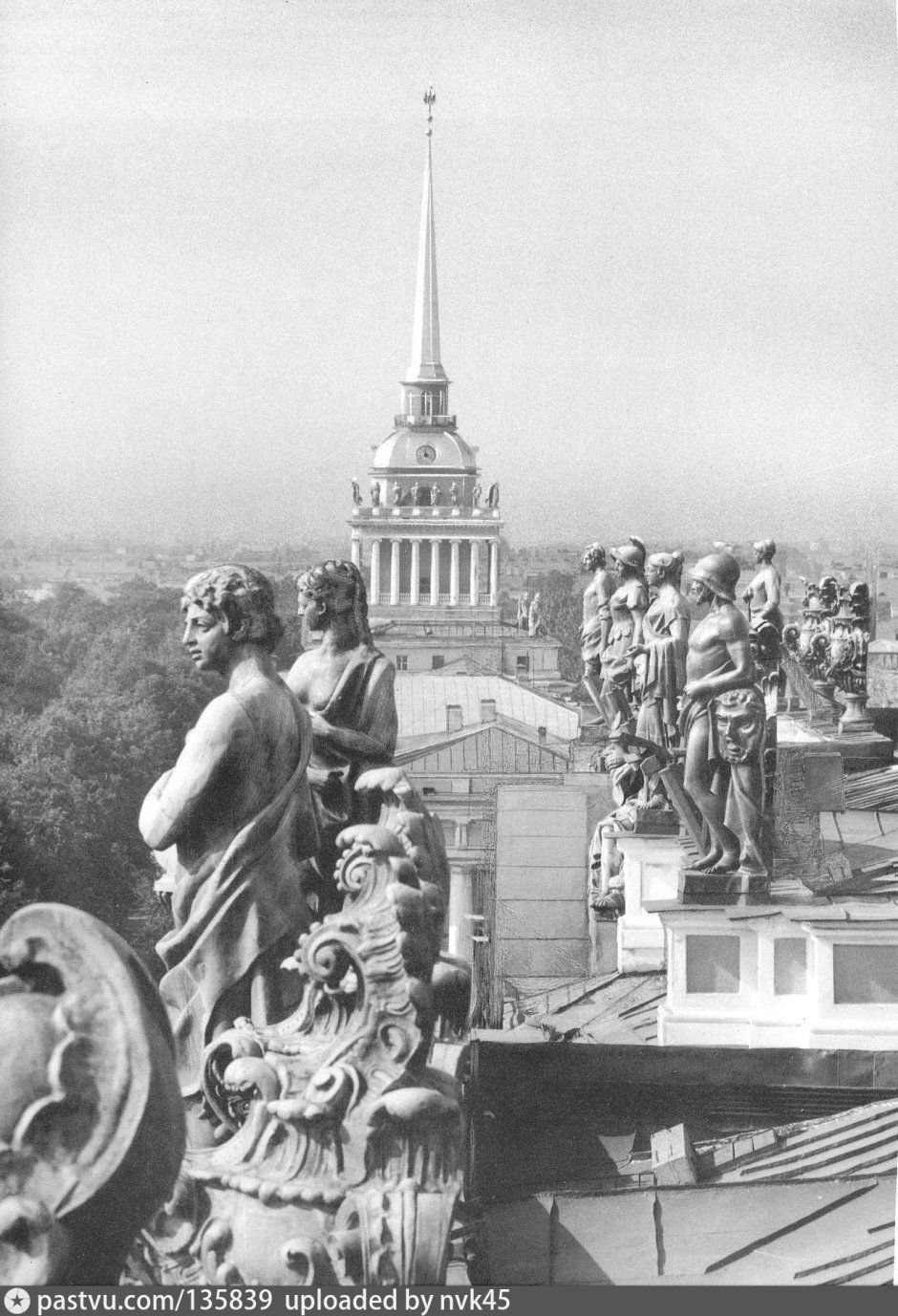 Статуи на крыше Эрмитажа Питер
