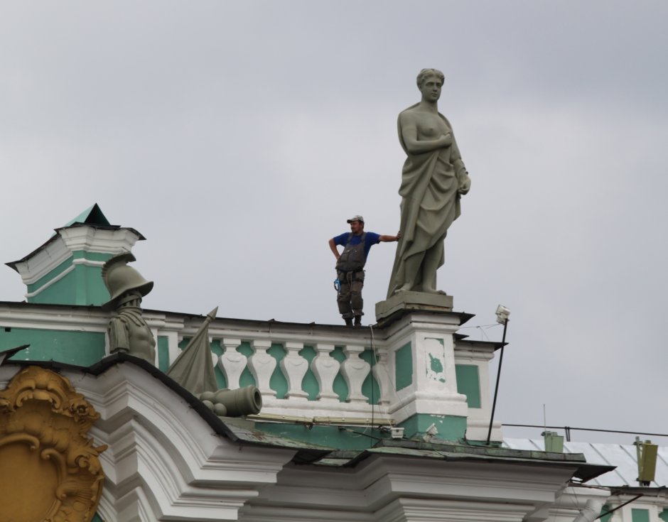 Малый Эрмитаж статуя на крыше