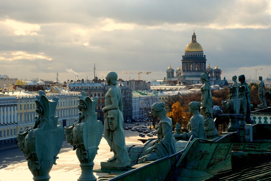 Статуи на зимнем Дворце Санкт-Петербург