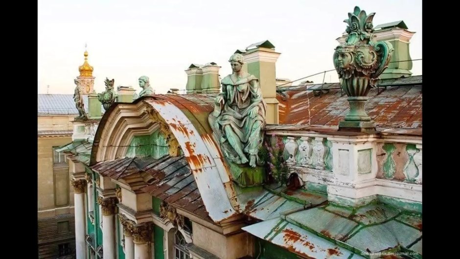 Скульптуры на крыше Эрмитажа в Санкт-Петербурге