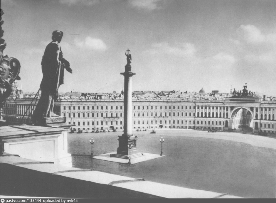 Николай 2 на крыше зимнего дворца