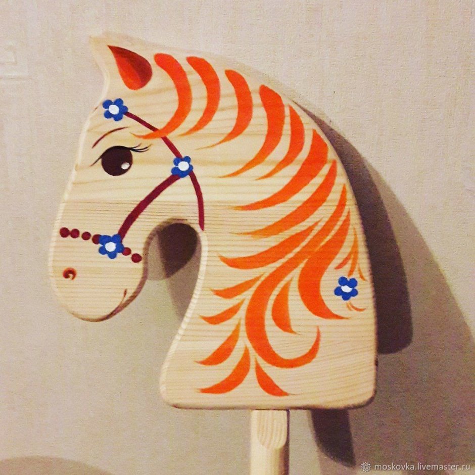 Деревянная лошадка на палочке