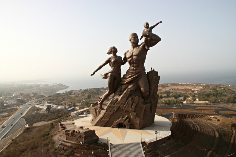 Монумент Возрождение Африки