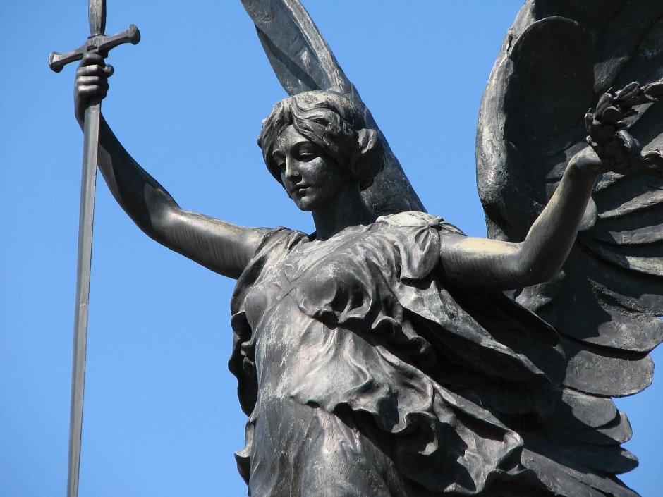 Статуя женщины с мечом во Франции
