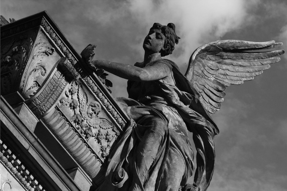 Скульптура ангела Готика