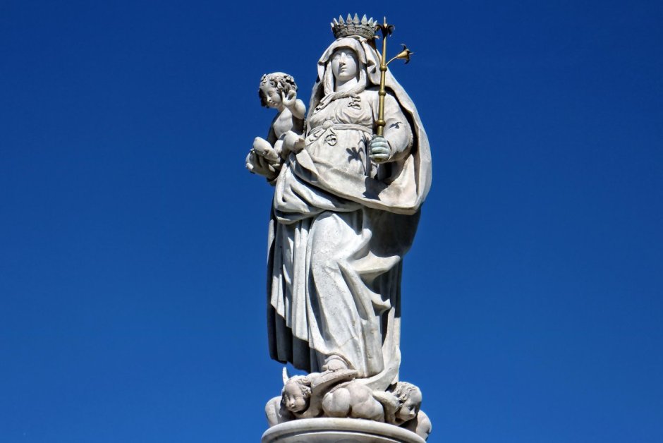 Статуя Святой покровительницы Аргентины Девы Марии