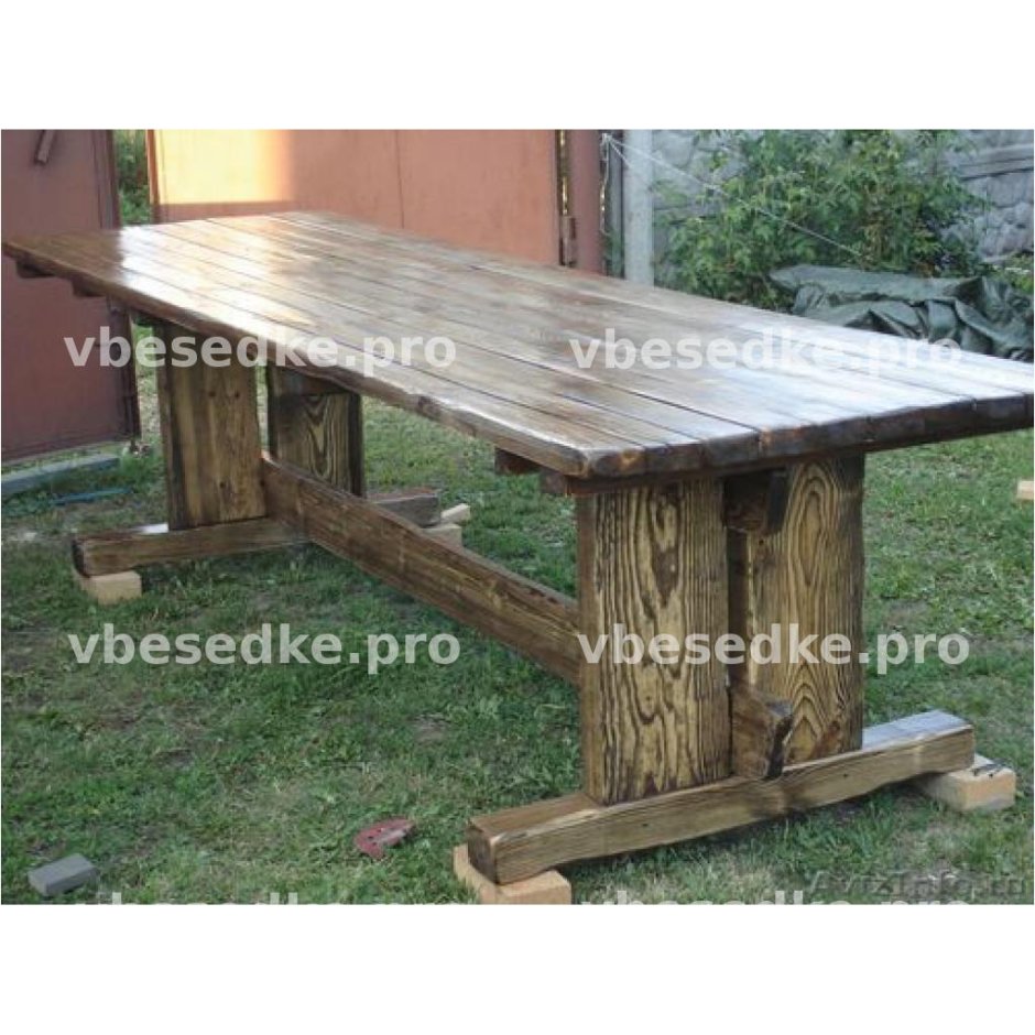 Деревянный стол в беседку