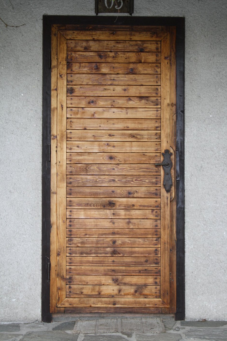 Дверь в деревенском доме