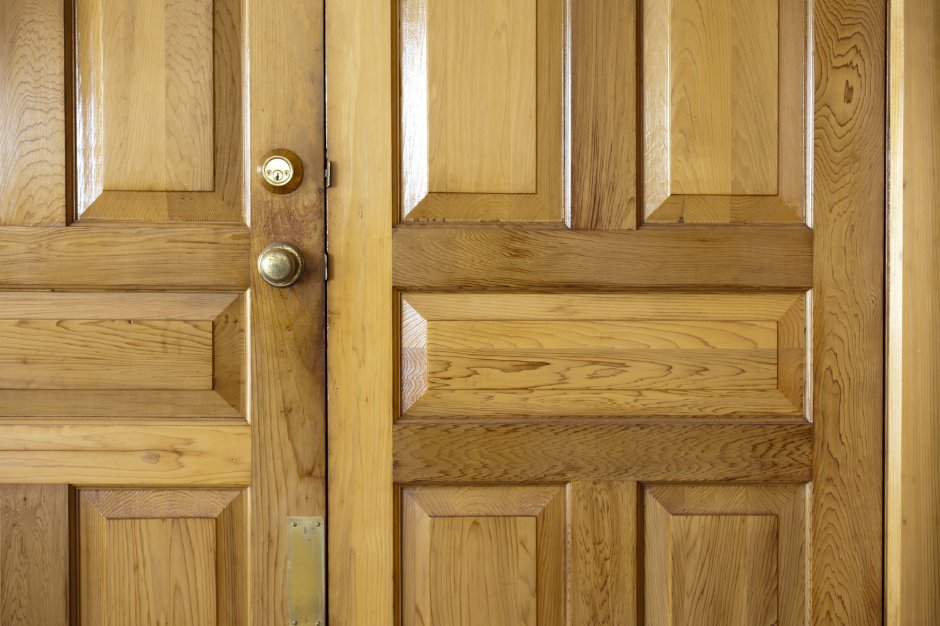 Обычная деревянная дверь