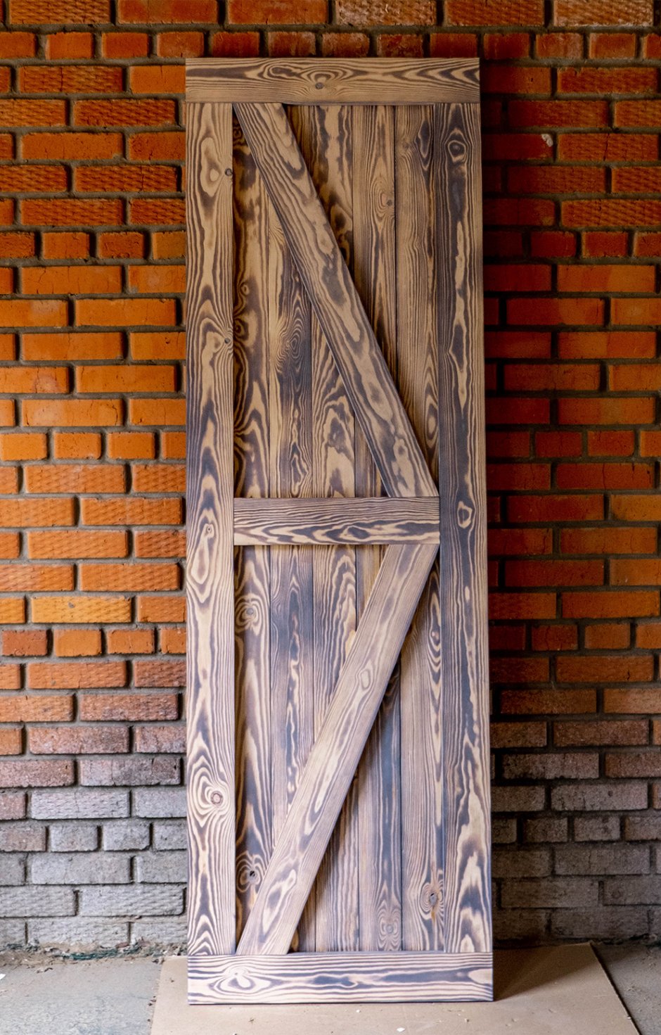 Открытая деревянная дверь
