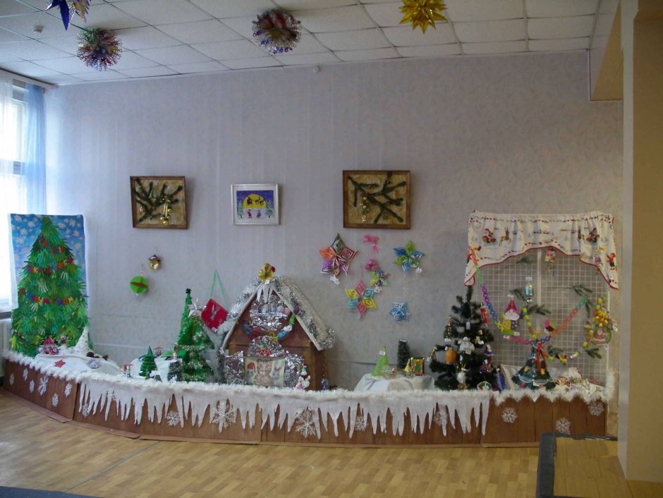 Украшение выставки на новый год в детском саду