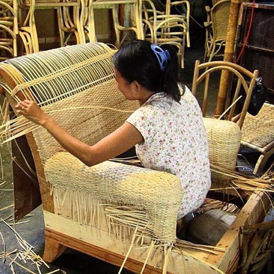 Женщина плетет