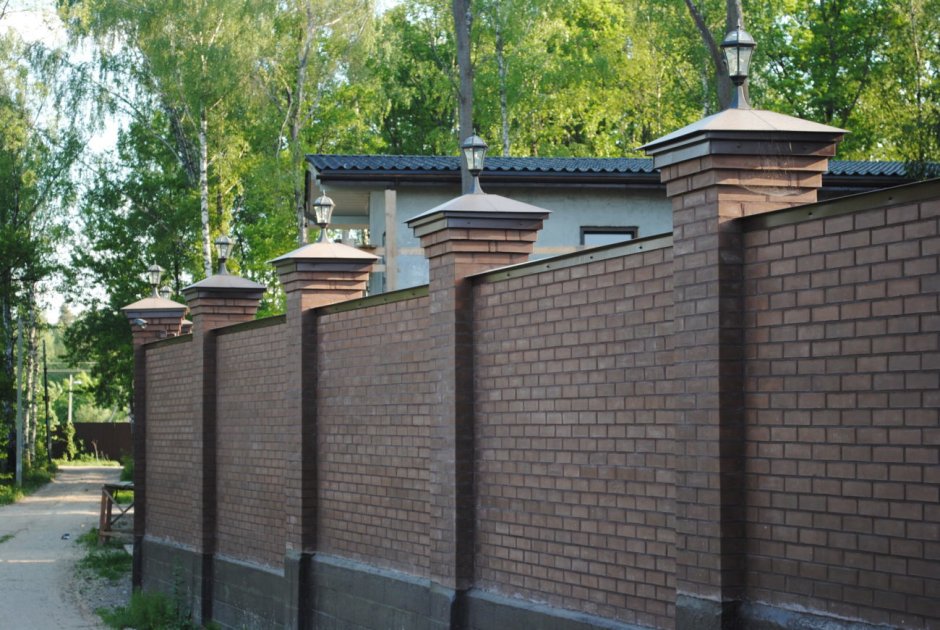 Забор с кирпичными колоннами