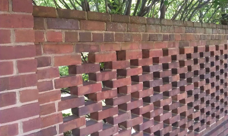 Забор из кирпича с дырочками