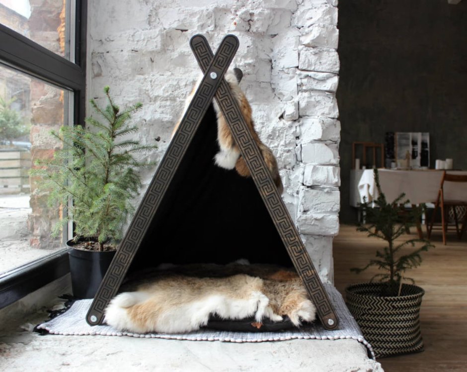 Треугольный дом для кошки