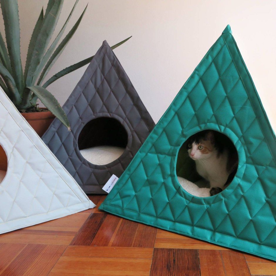 Домик для кошки треугольный