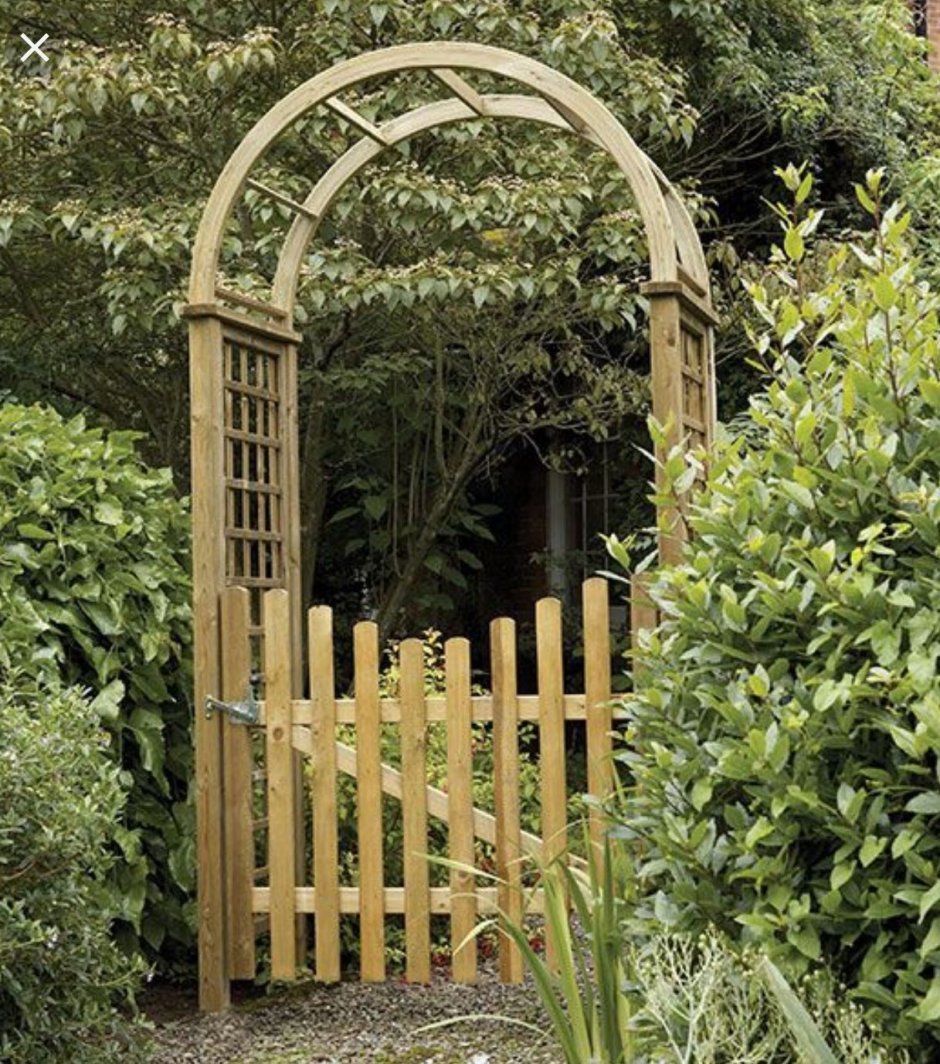 Забор с аркой в саду