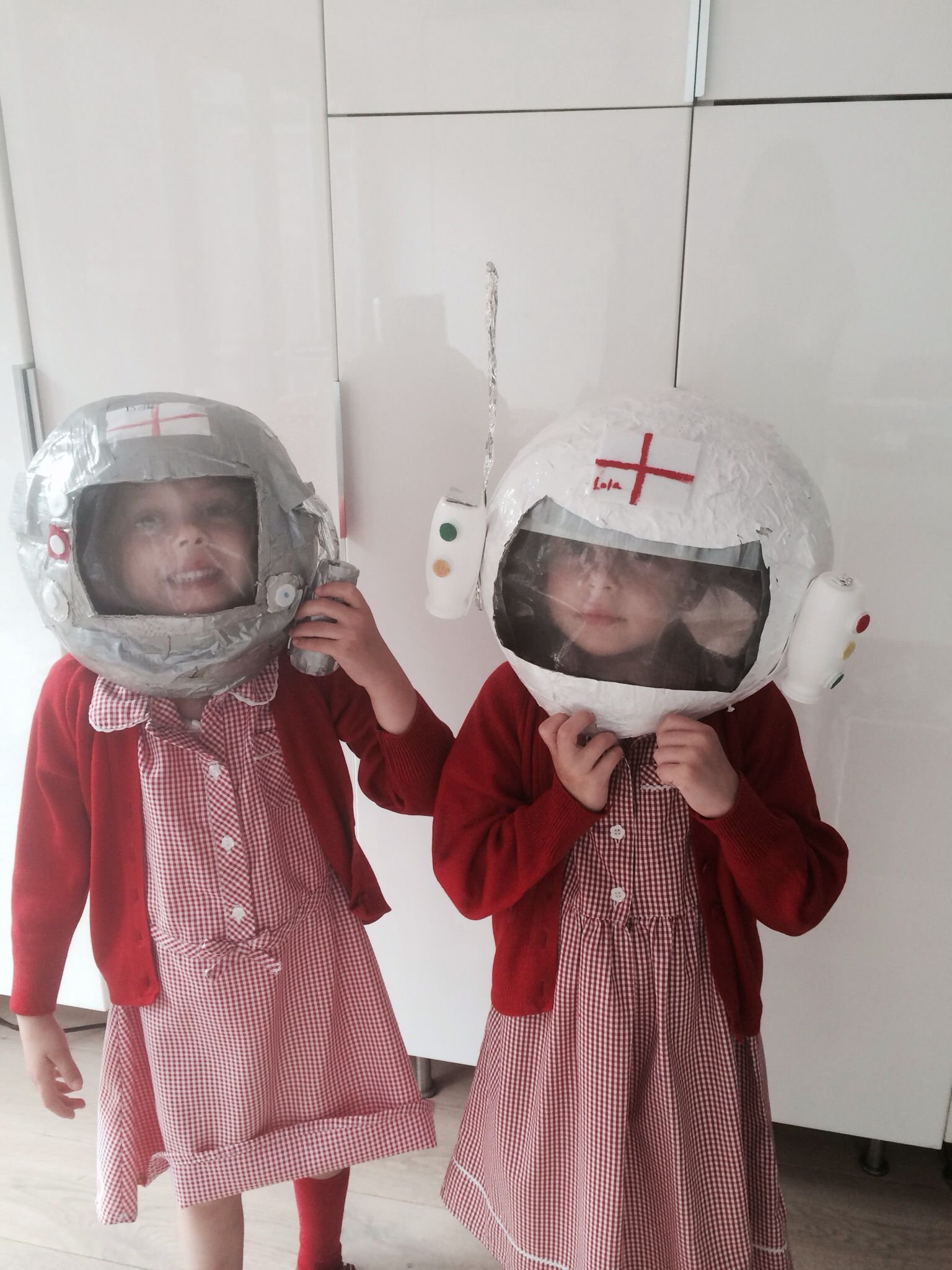 Как сделать шлем космонавта. Космический шлем. Космический шлем для ребенка. Космический шлем своими руками. Шлем Космонавта своими руками.