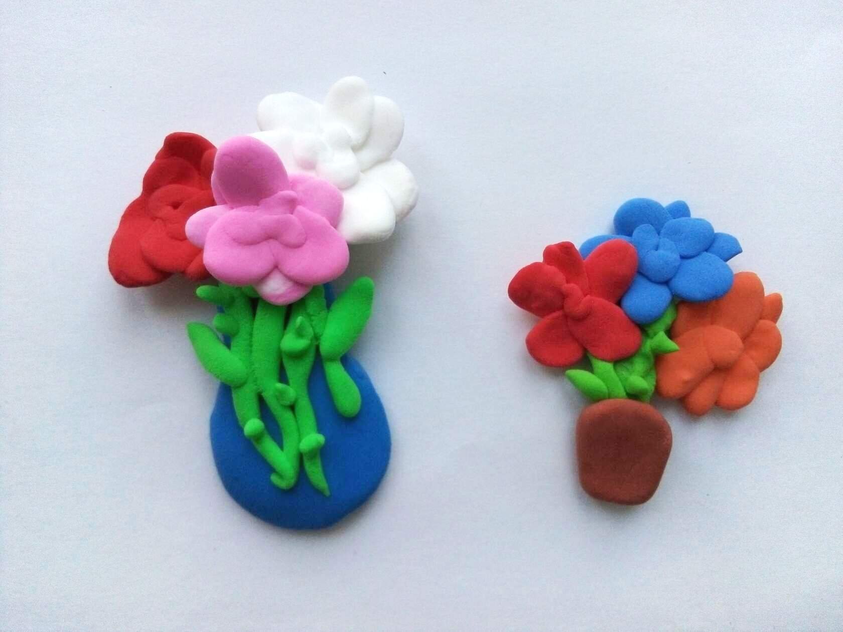 Цветы из воздушного пластилина на 8. Цветы из пластилина. Цветочки из воздушного пластилина. Цветы из воздушного пластилина для детей. Подарок из воздушного пластилина.