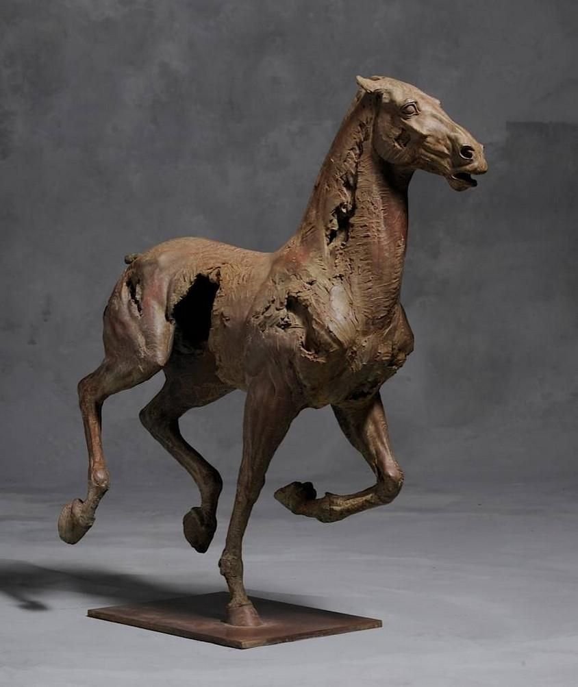 Скульптура коня в стиле Модерн