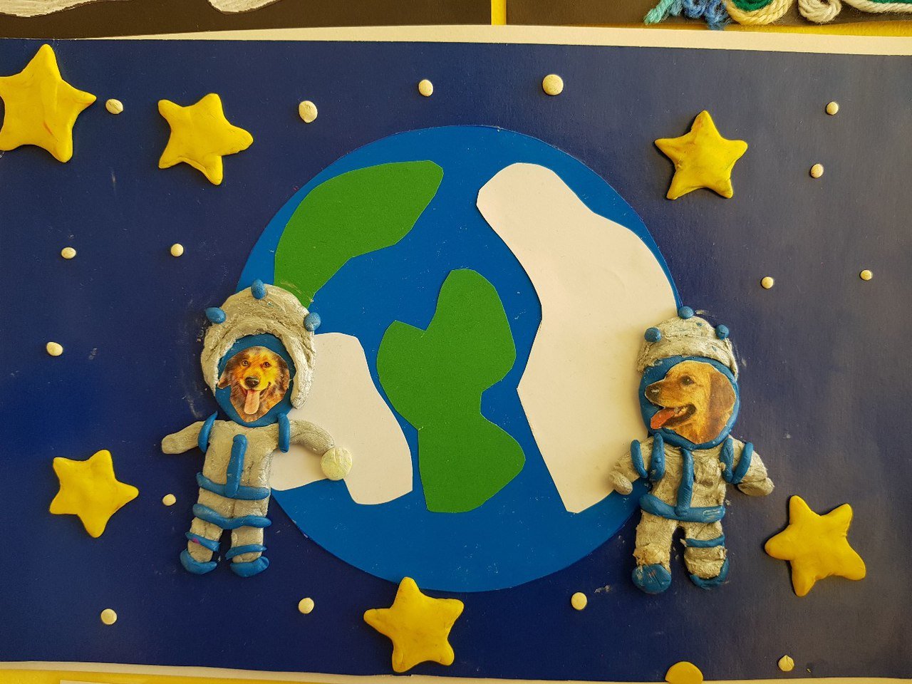 Работы ко дню космонавтики в детский сад. Поделки на тему космос. Поделка космос в детский сад. Поделка космос для садика. Поделки котдню космонавтики.