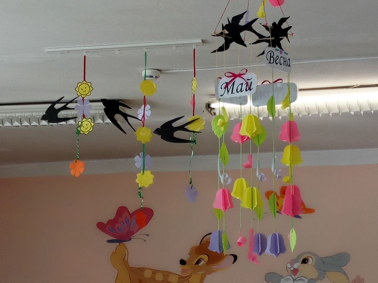 Птички для оформления группы. Подвесные украшения для детского сада. Подвесные модули в детском саду. Украшение группы в детском саду. Украшение потолка в детском саду к весне.