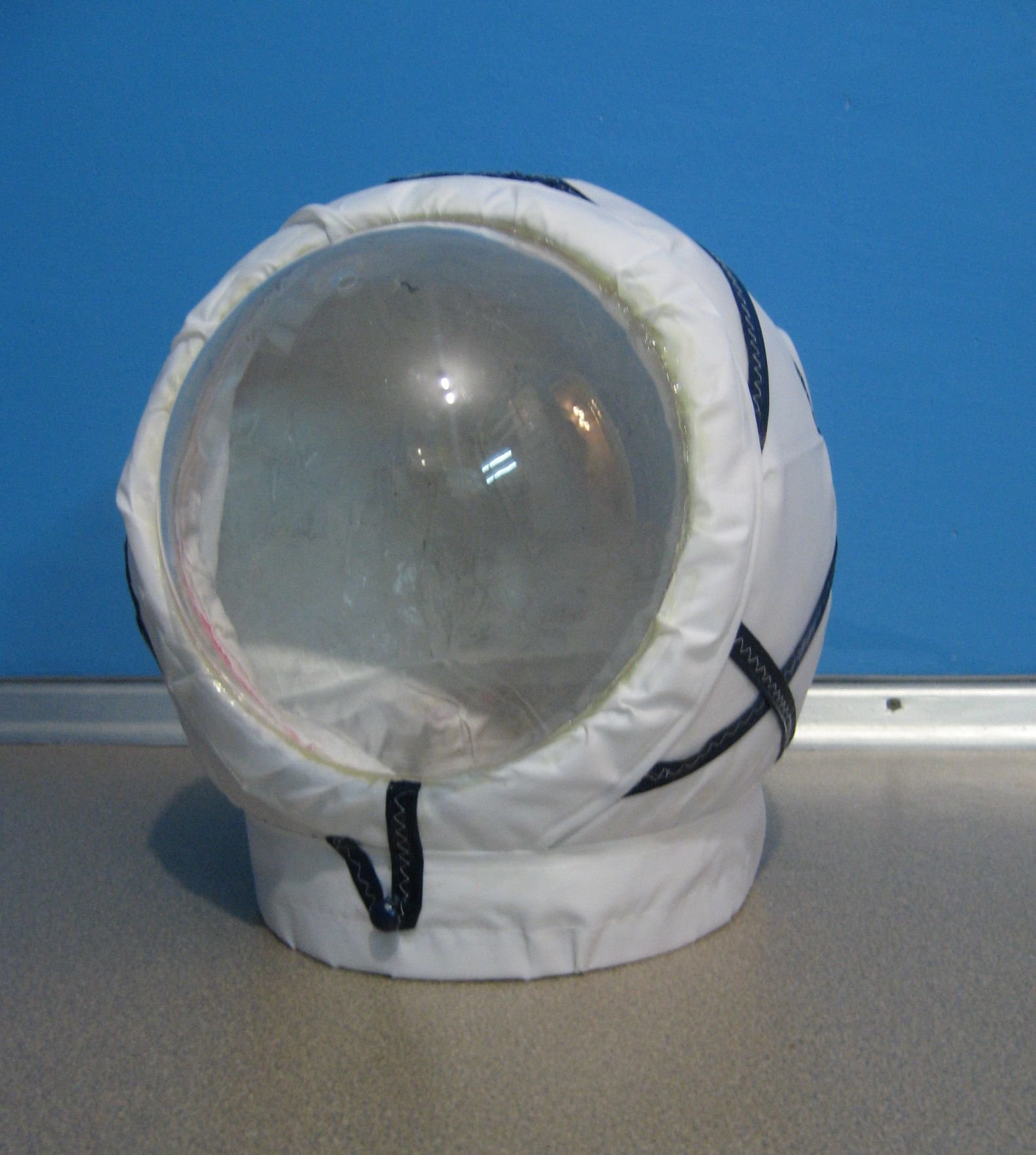 Маска шлем космонавта. Шлем Космонавта папье маше. Космический шлем. Космический шлем для ребенка. Шлем Космонавта детский.