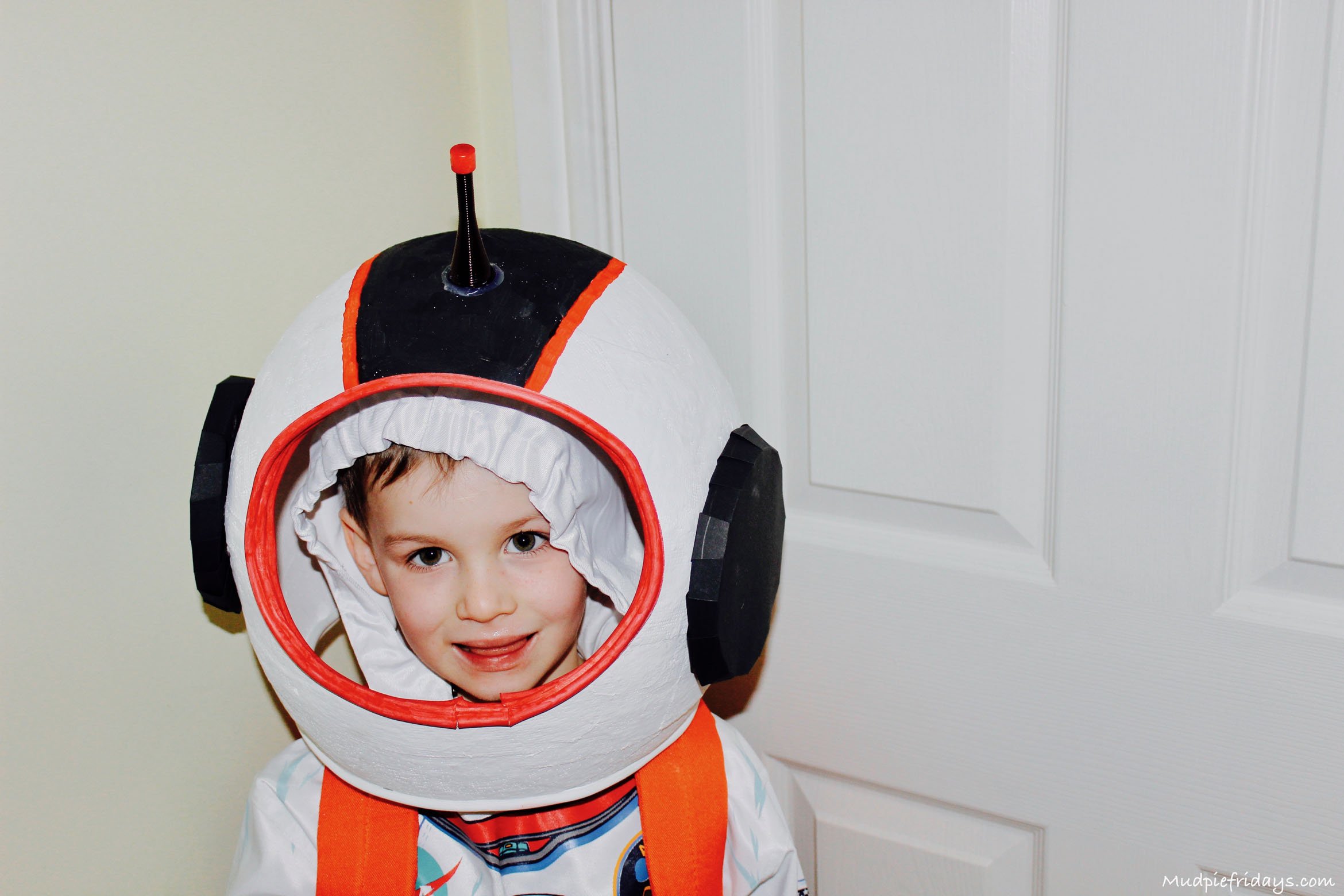 Скафандр космонавта своими руками. Космический шлем. Шлем Космонавта. Космический шлем для ребенка. Шлем Космонавта детский.