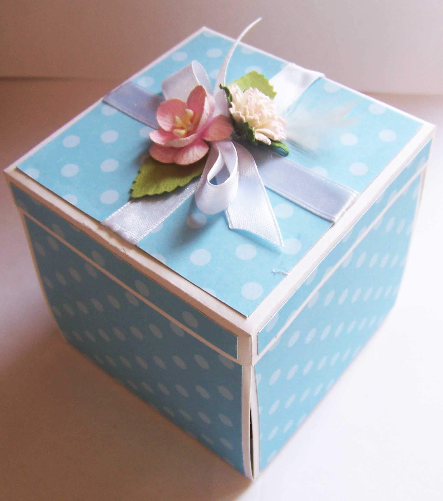 Сделать коробку на день рождения. Коробочка для подарка. Коробки для украшений. Коробочка Скрапбукинг. Скрапбукинг коробочки для подарков.