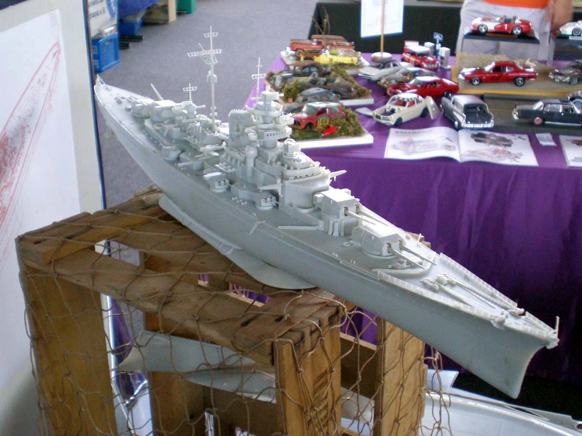 Сборка корабля из пластика. Военный линкор бисмарк. Модель бисмарк 1.350 диорама. Модель бисмарк 1.350 дерево. Бисмарк корабль модель.