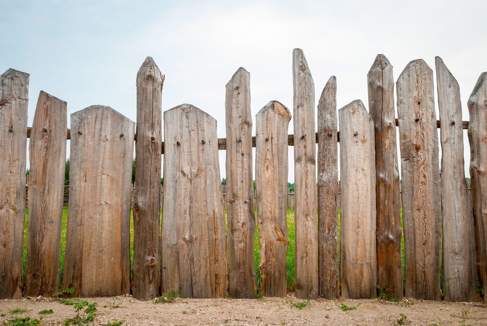 Старинный деревянный забор. Забор из дерева старый. Деревянный забор под старину. Забор из старых досок. Старый забор купить