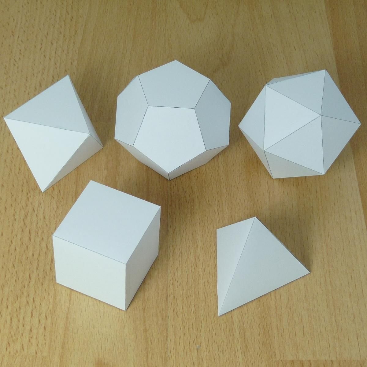 Как сделать объемную фигуру. Геометрические фигуры из бумаги. Объемные геометрические фигуры из бумаги. Моделирование геометрических фигур из бумаги. Объемный многогранник.
