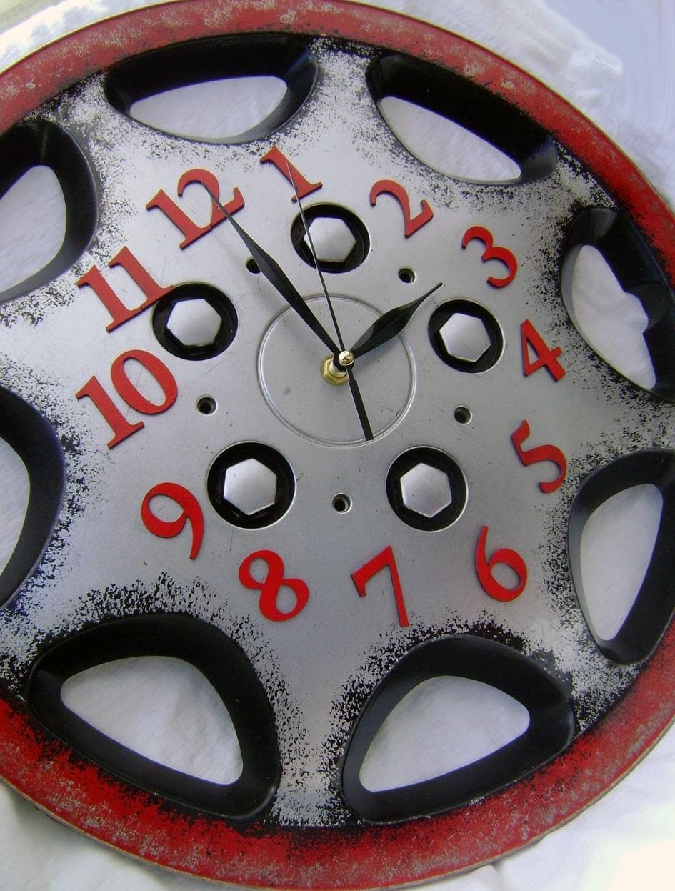 Часы колпаков. Настенные часы из автомобильных запчастей. Часы из автомобильных Колпаков. Часы в гараж. Часы из дисков.