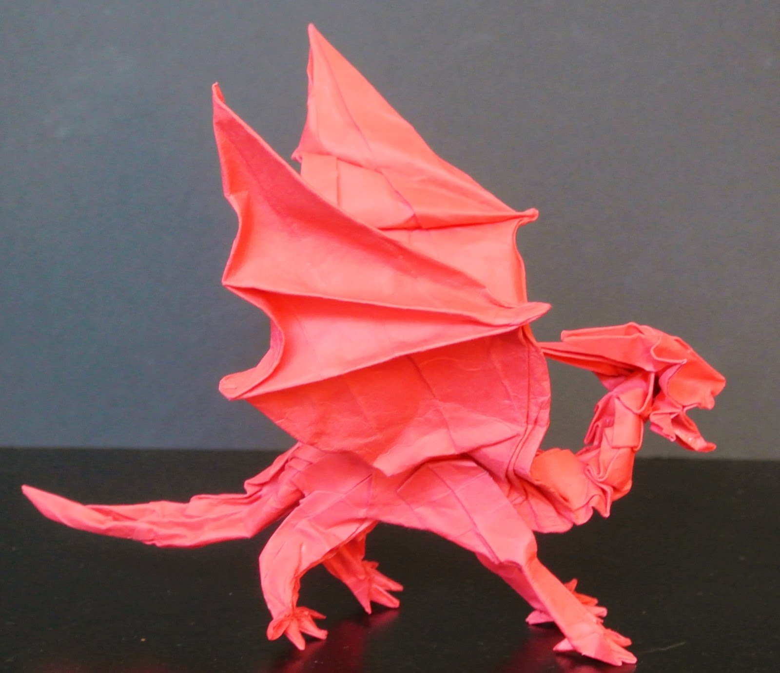 Покажи бумагу дракона. Дракон Корри оригами. Трёхголовый дракон оригами. Поделка дракон из бумаги. Оригами дракончик из бумаги.