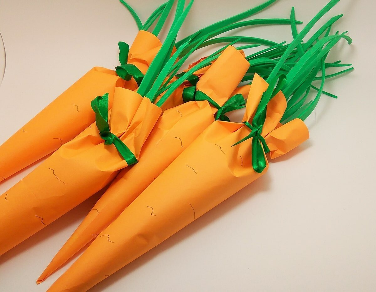 День морковки в детском саду. Поделки из морковки. Поделка морковка. Овощи из цветной бумаги. Поделка морковка из бумаги.