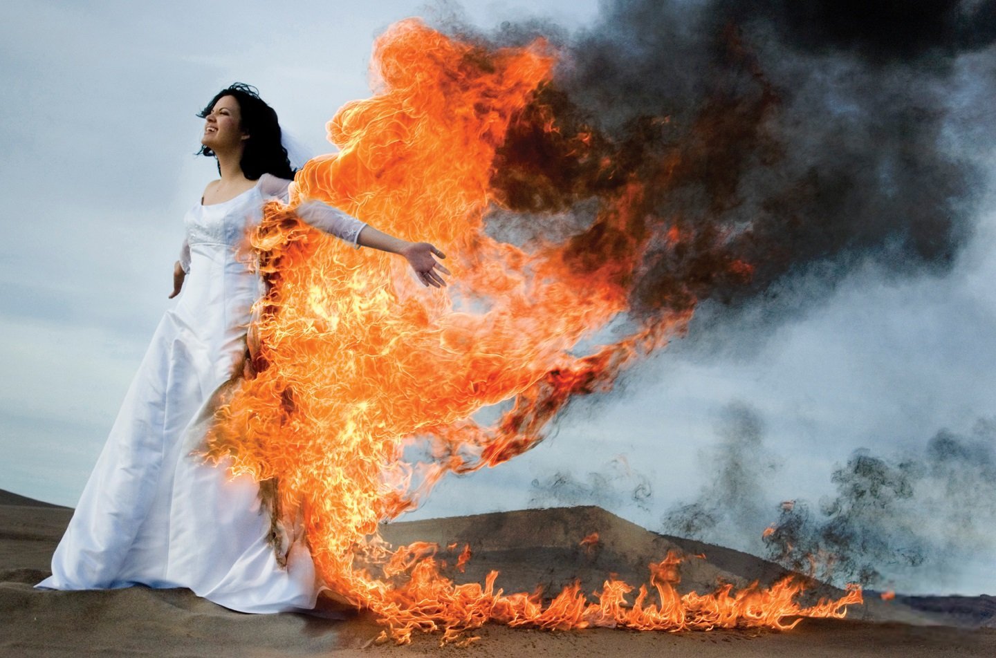 Огонь жизни кому. Burning Dress сожжение невесты. Женщина горит. Горящая женщина. Девушка в огненном платье.