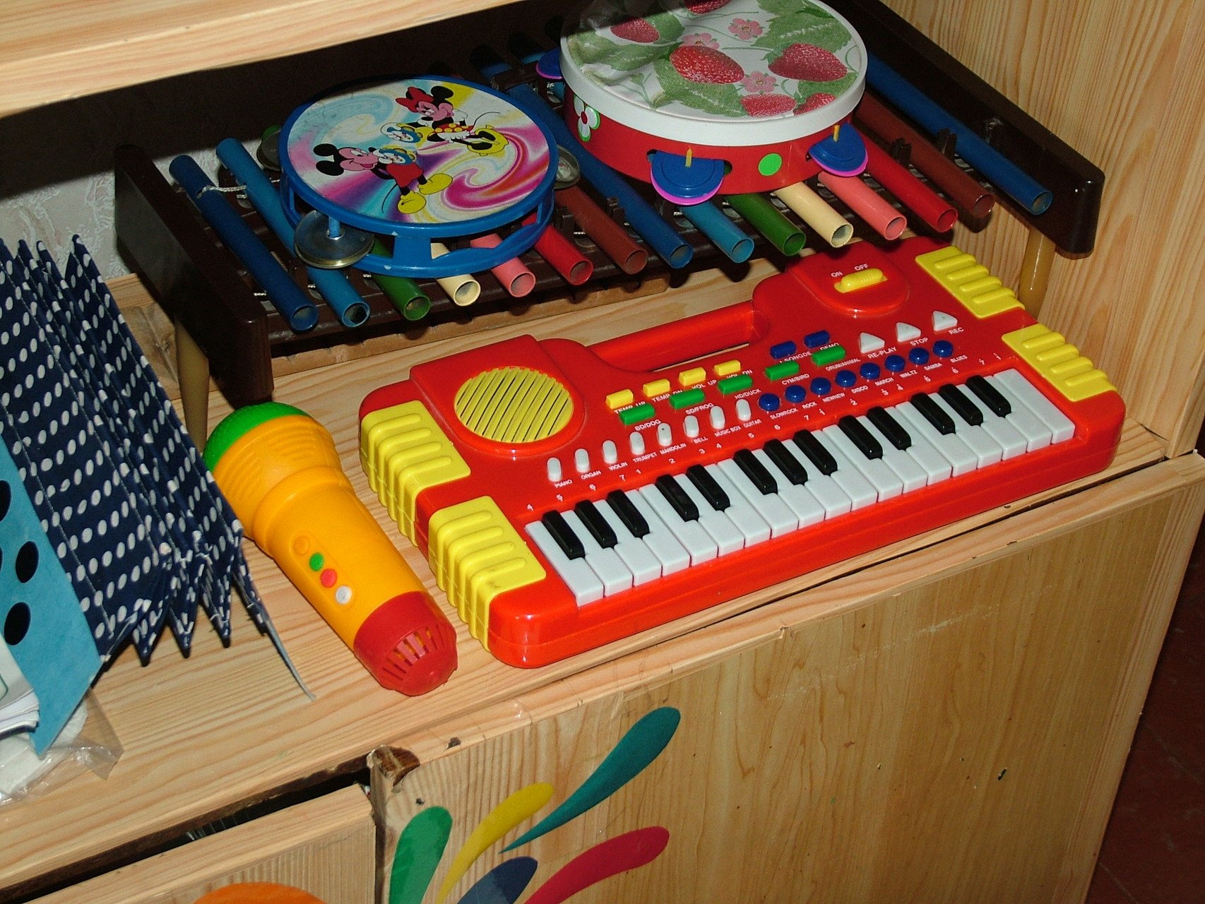 Музыкальная игра купить. Музыкальная игрушка. Игрушечные музыкальные инструменты. Музыкальный уголок. Музыкальные игрушки для школьников.