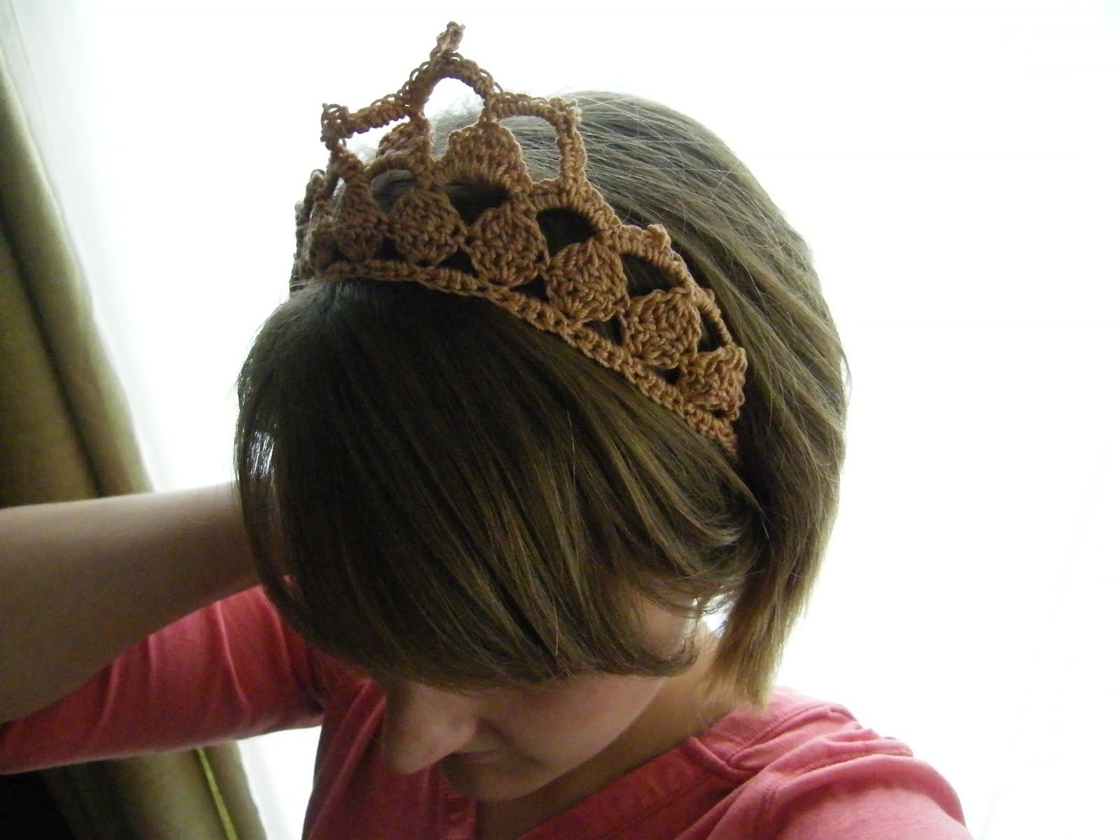 Затылок крючка. Вязаная диадема. Вязаная корона для девочки. Вязаная корона крючком. Вязаная повязка корона для девочки.